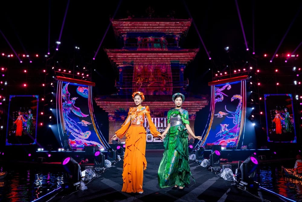 Designer Cao Minh Tien introduces the "Bong Benh" collection in the early days of the new year. Photo: Character provided