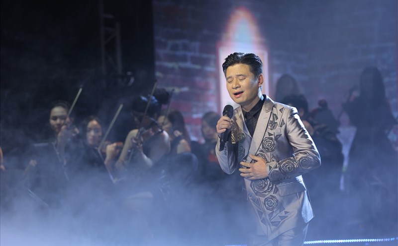 People's Artist Tan Minh in a music program. Photo: NVCC