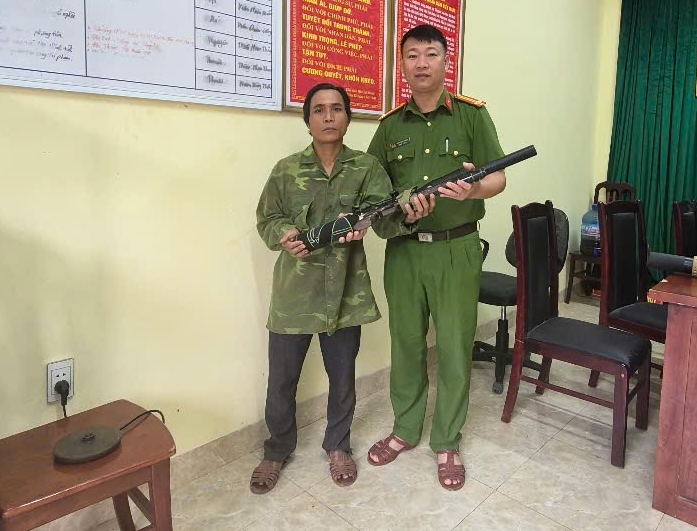 Người dân giao nộp súng tự chế cho lực lượng chức năng. Ảnh: Công an Quảng Trị