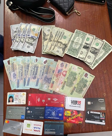 Hanh khach bo quen vang, tien tren tau hoa duoc to tau ho tro tim lai. Anh: VNR