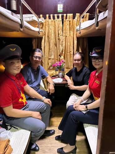 Tiep vien duong sat tra lai tai san gia tri cho hanh khach bo quen tren tau. Anh: VNR