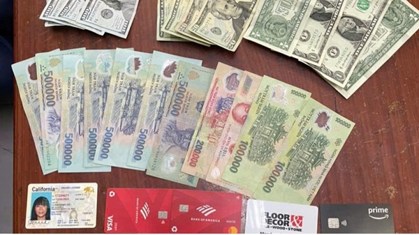 Train attendants promptly return gold and money to passengers who forgot them. Photo: VNR