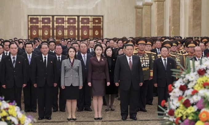 North Korean President Kim Jong-un's daughter (center) and her parents visit the Kumsusan Palace of the Sun. Photo: KCNA
