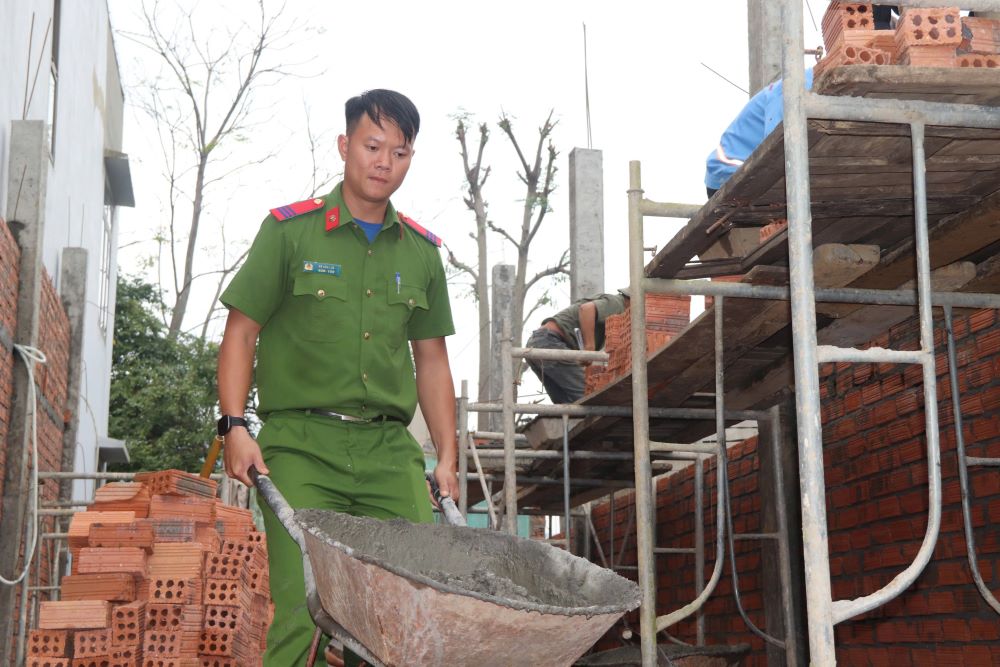 Da Nang Police conduct house-building ceremony to help people