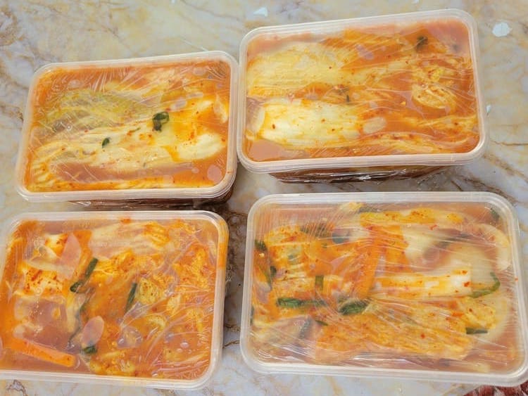 Please note that small amounts of kimchi should be divided to be preserved longer. Photo: Tran Oanh