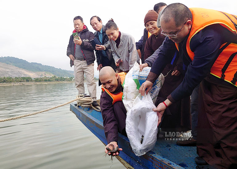 Phong sinh 60 nghin con ca giong xuong long ho thuy dien Son La. Anh: Quang Dat