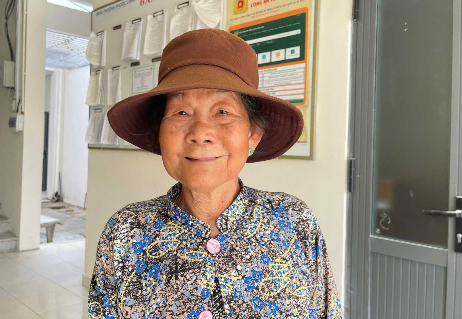 Sang ngay 2.1, ba Vo Thi Nghi (79 tuoi, tru duong Vo Thi Sau, phuong Nam Nha Trang) phan khoi nhan mon qua 400.000 dong cua Dang, Nha nuoc. Ba chia se se dung so tien nay de mua thuc pham duong suc khoe de don chao Xuan moi. Anh: Phuong Linh