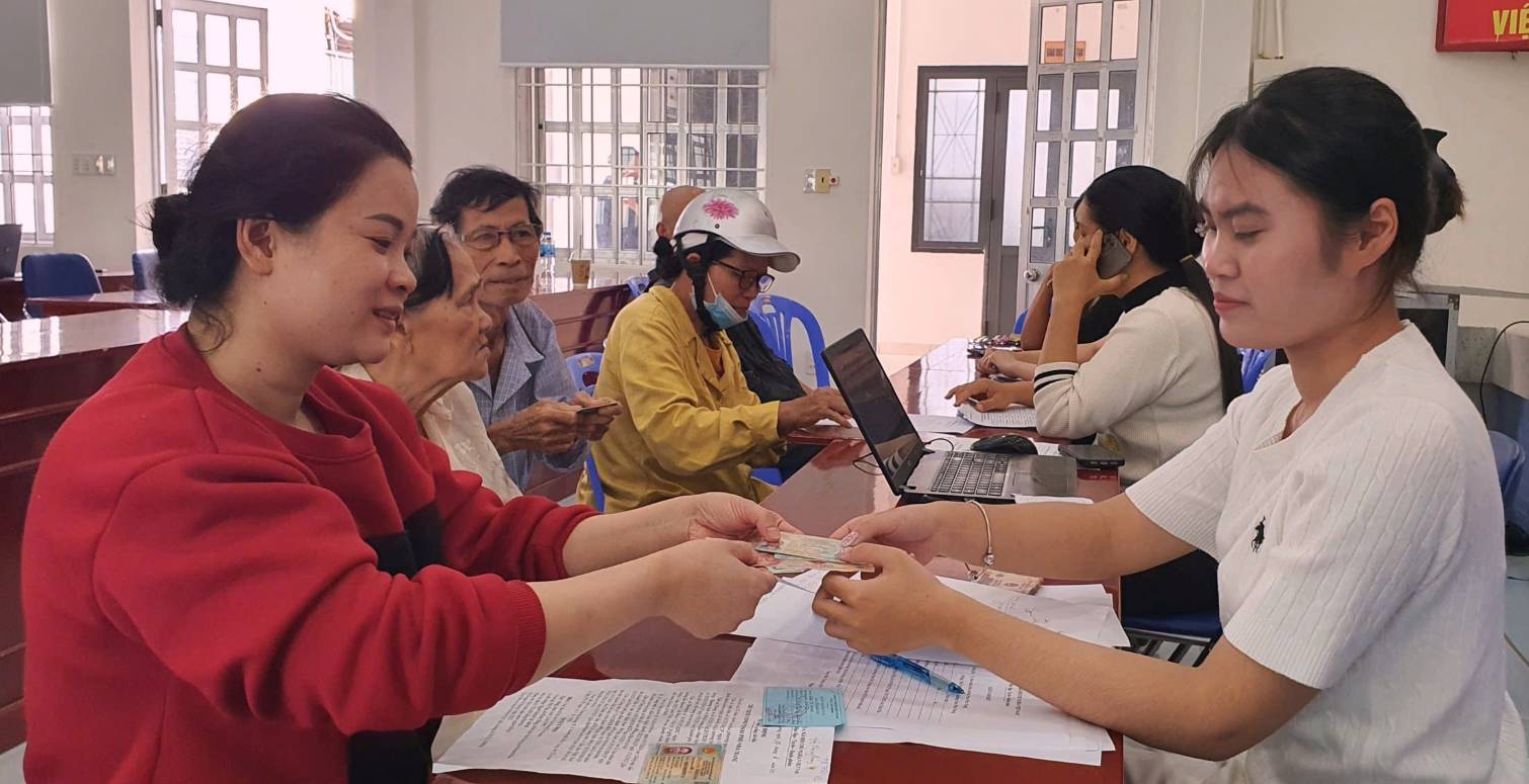 Officials of the Culture - Society Department of Nam Nha Trang ward present Tet gifts from the Party and State on the occasion of welcoming the Party Congress and the 2026 Binh Ngo Lunar New Year to the people. Photo: Phuong Linh