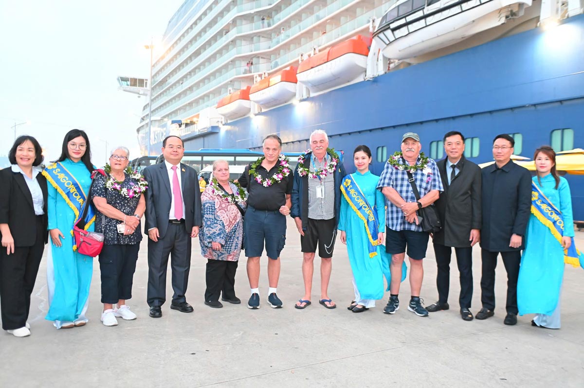 Khach du lich tau bien chup anh luu niem voi lanh dao tinh Quang Ninh ngay dau nam moi 2026. Anh: Doan Hung