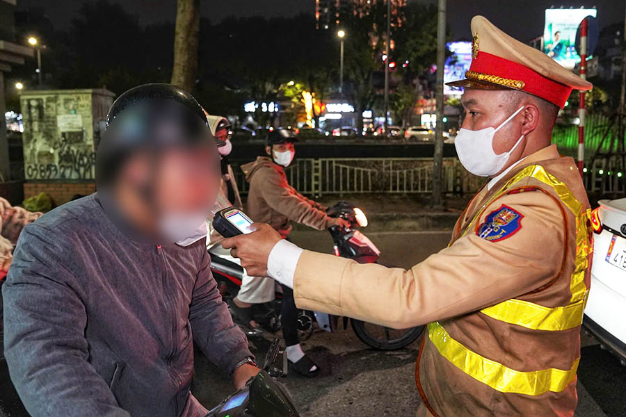 CSGT kiểm soát nồng độ cồn xuyên lễ, Tết. Ảnh: Thế Kỷ