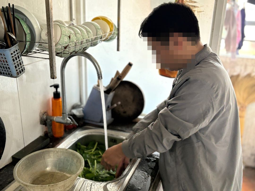 Nguoi lao dong thue nha tai chung cu CT1A khu nha o cong nhan xa Thien Loc. Anh: Bao Han 