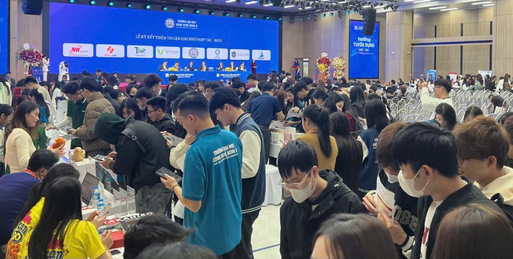 A survey by the Hanoi Employment Service Center shows that students are vague about Labor Law and the labor market. Photo: Quynh Chi