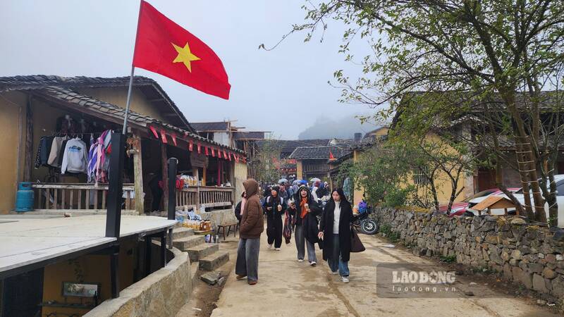 Dong dao du khach toi tham quan vung cao nguyen da. Anh: Nguyen Tung