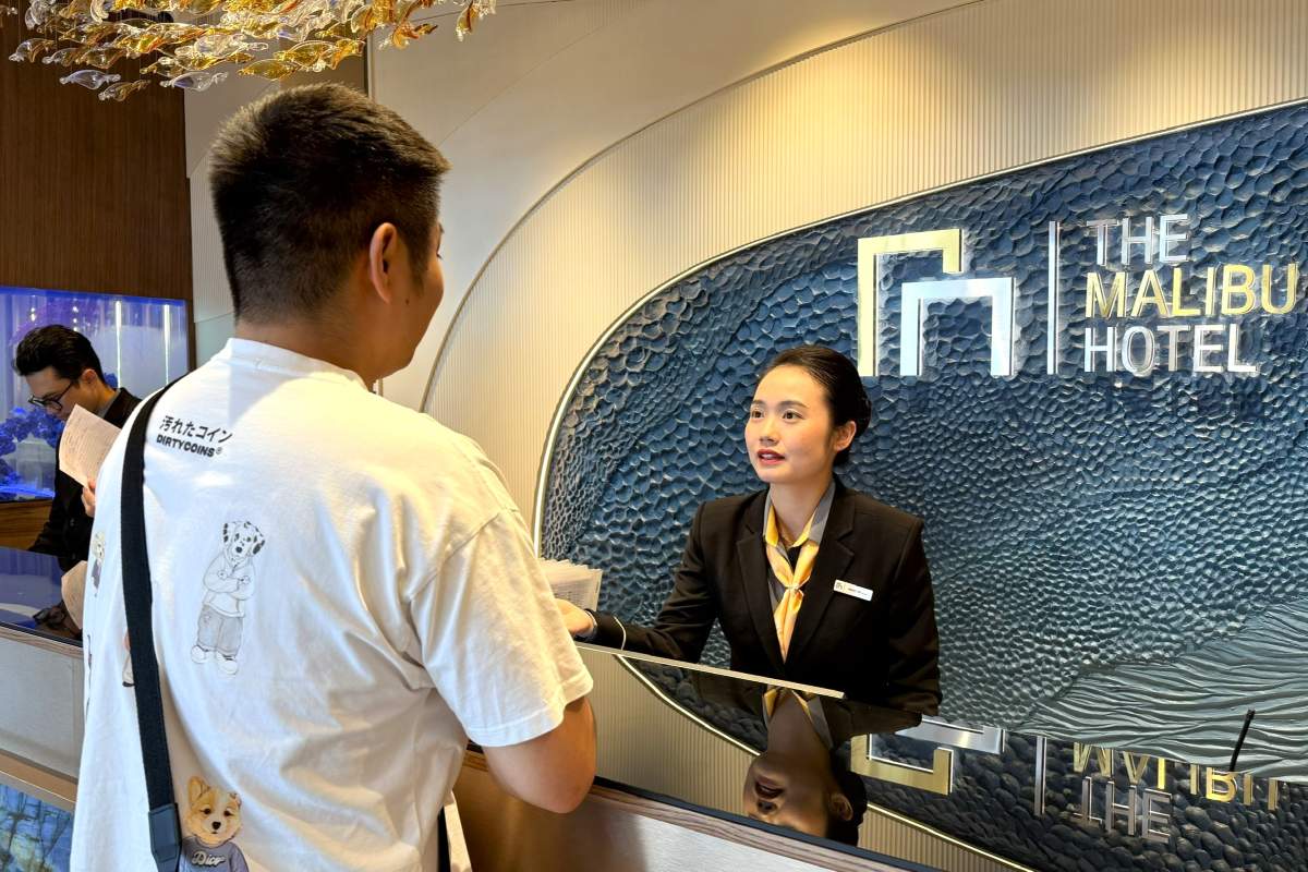 1月2日朝、ブンタウのホテルの受付で手続きをする観光客。写真:タイン・アン