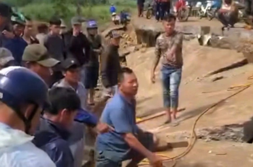 Scene of the embankment collapse on the Ba River (Dak Lak province) that killed 4 people. Photo: People provided