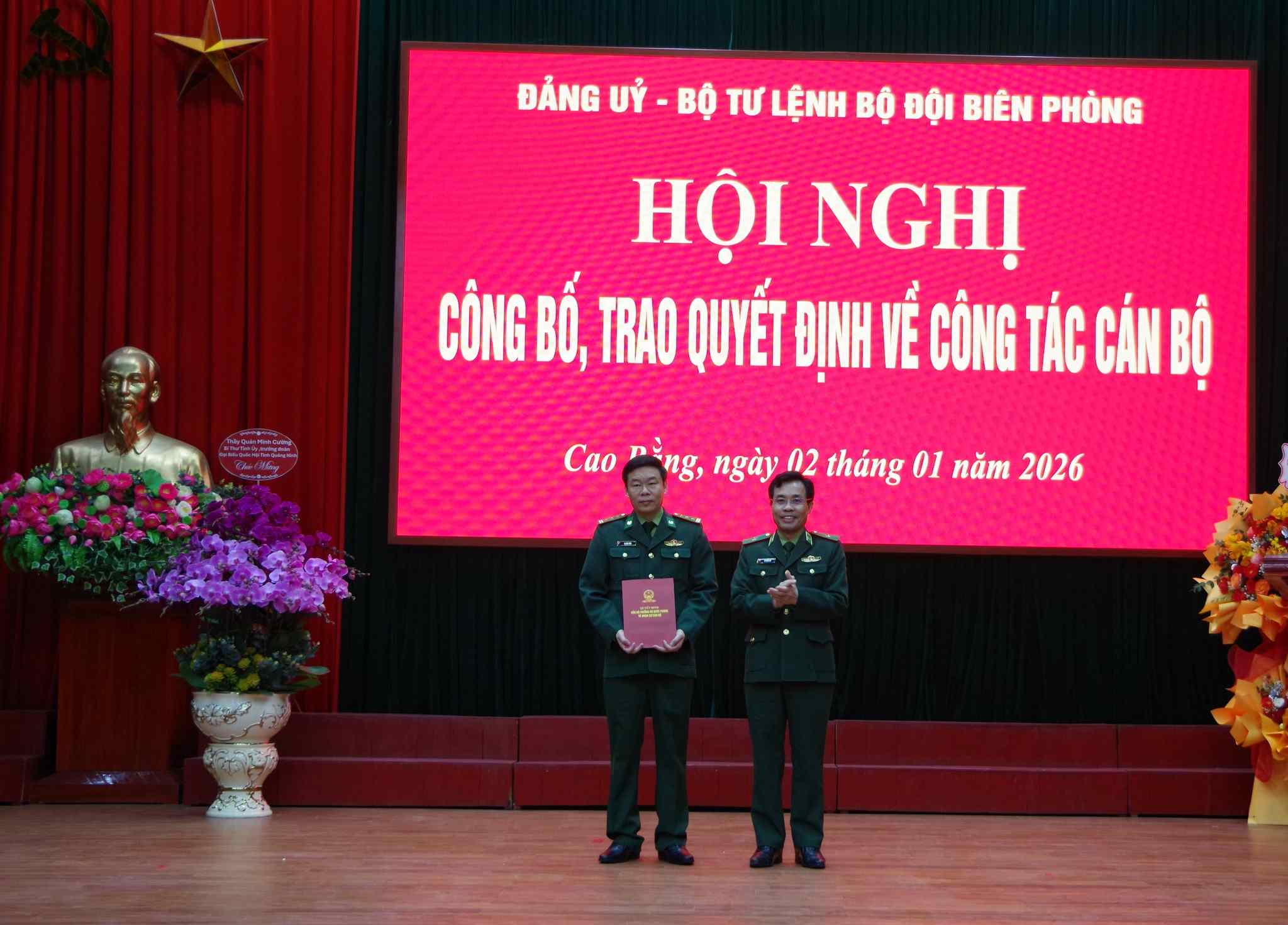 国防大臣は、カオバン省国境警備隊司令部の司令官を任命しました。写真:タン・ヴァン