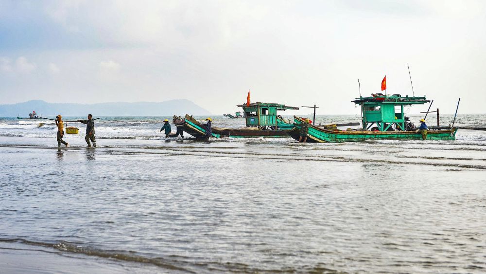 Canh nhung chiec thuyen be hoi ha cap ben sau nhieu gio danh bat tren bien. Anh: Quach Du