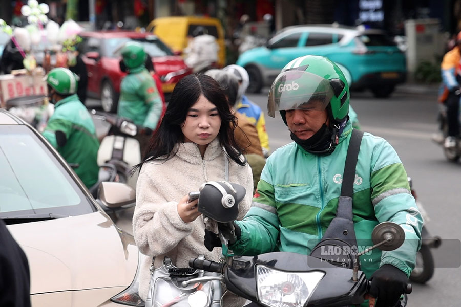 Technology motorbike taxi drivers work through the ceremony, some file applications, some sit and wait for a long time