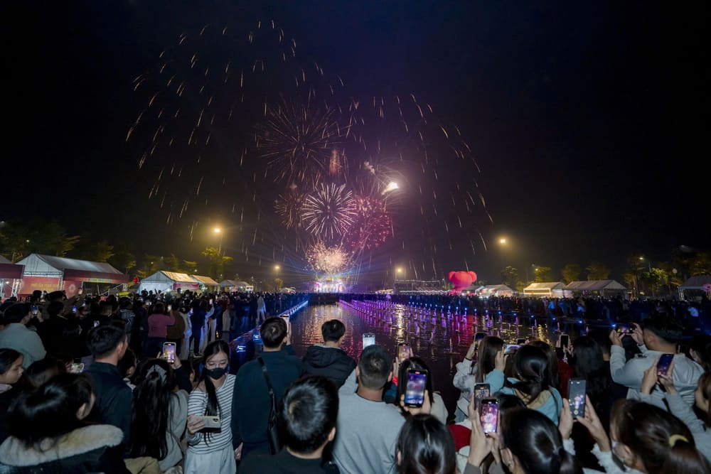 Tourists are satisfied with the artistic fireworks display welcoming the new year 2026 at Ha Nam destination (Ninh Binh). Photo: Thanh Son