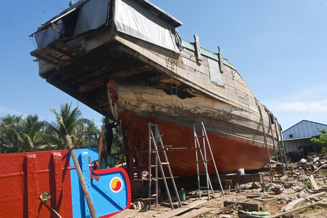 Nhung chiec ghe cu duoc dua vao xuong sua chua, tro thanh nguon song chinh cua tho hom nay. Anh: Thanh Nhan