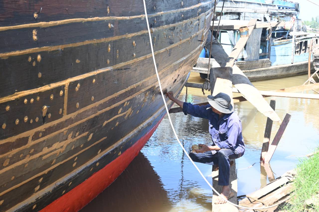 Nguoi tho tret chai, gia co day ghe. Anh: Thanh Nhan