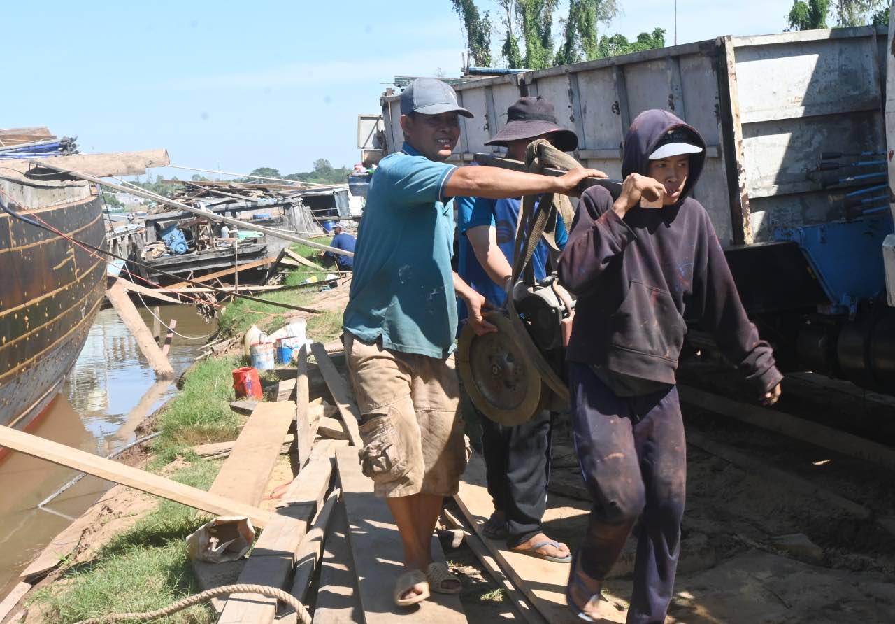 Cong nhan tre gan bo voi nghe sua ghe, xuong truyen thong. Anh: Thanh Nhan