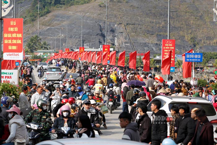 디엔비엔성 므엉레이동에서 열린 새해 축제에 많은 사람들이 참여했습니다. 사진: 꽝닷