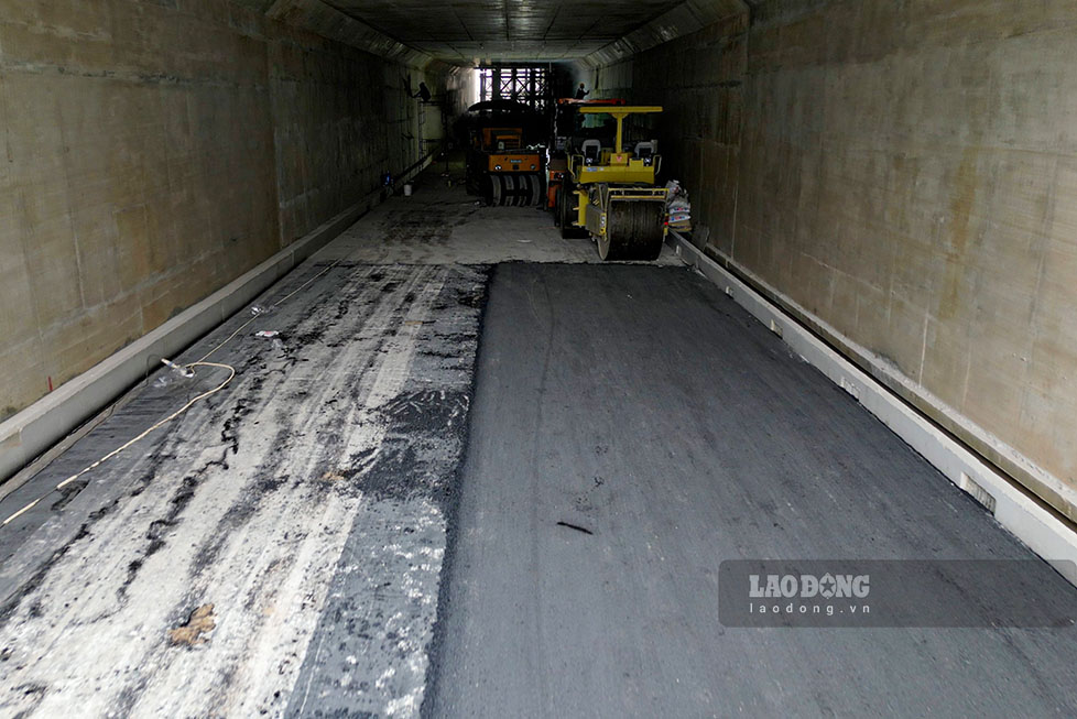 Hien nha thau dang day nhanh tien do cac hang muc con lai nhu tuong chan, ha tang ky thuat, duong gom hai ben, lan can ham va cac dot ham qua duong Giai Phong.