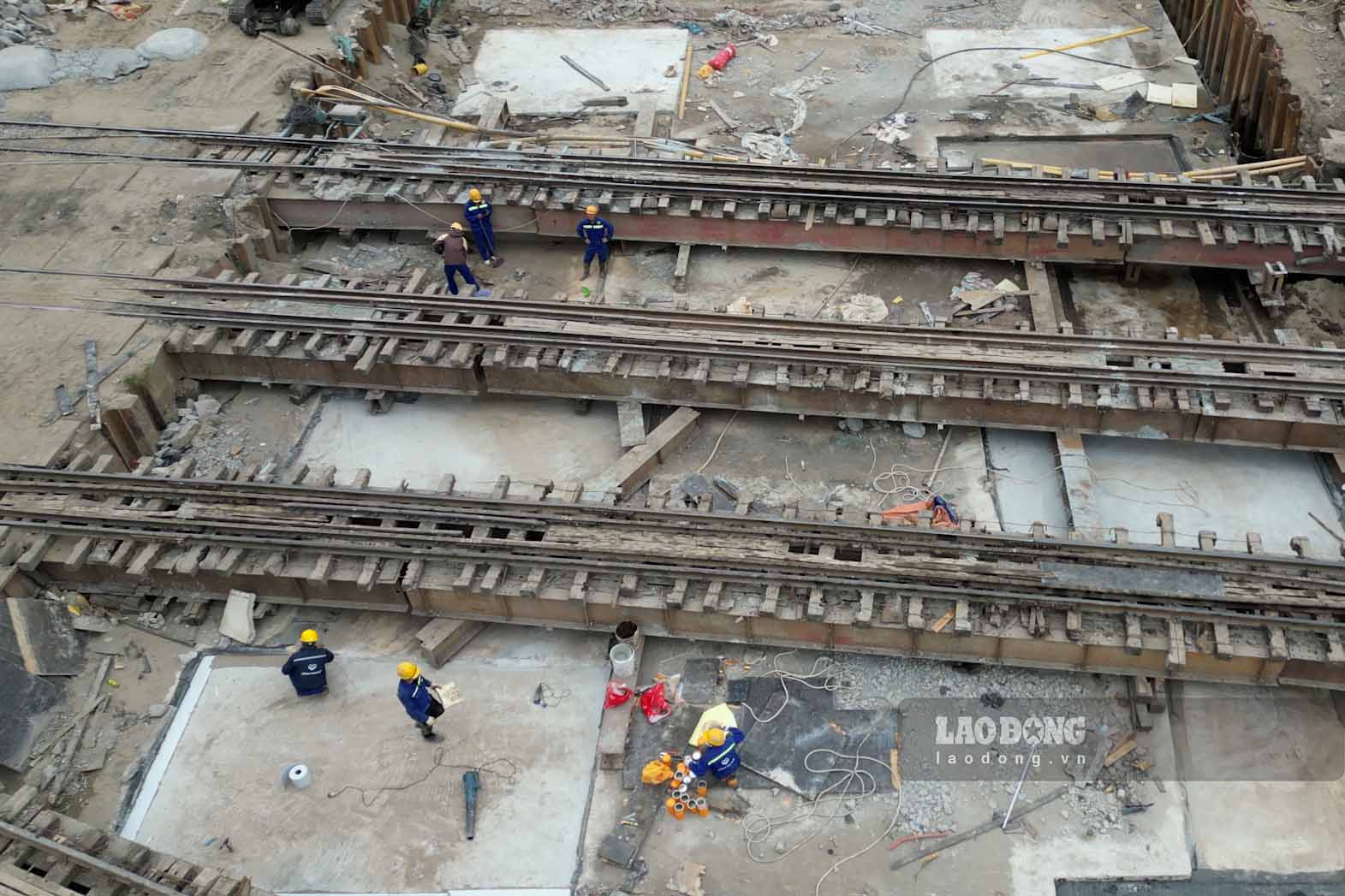 Mot trong nhung hang muc phuc tap nhat hien nay la thi cong doan ham chui ben duoi duong sat. Ba dot ham kin cuoi cung deu lien quan truc tiep den he thong duong sat, doi hoi qua trinh thi cong phai bao dam an toan cho cong trinh phia duoi, dong thoi giu on dinh duong ray phia tren, khong lam gian doan hoat dong chay tau.