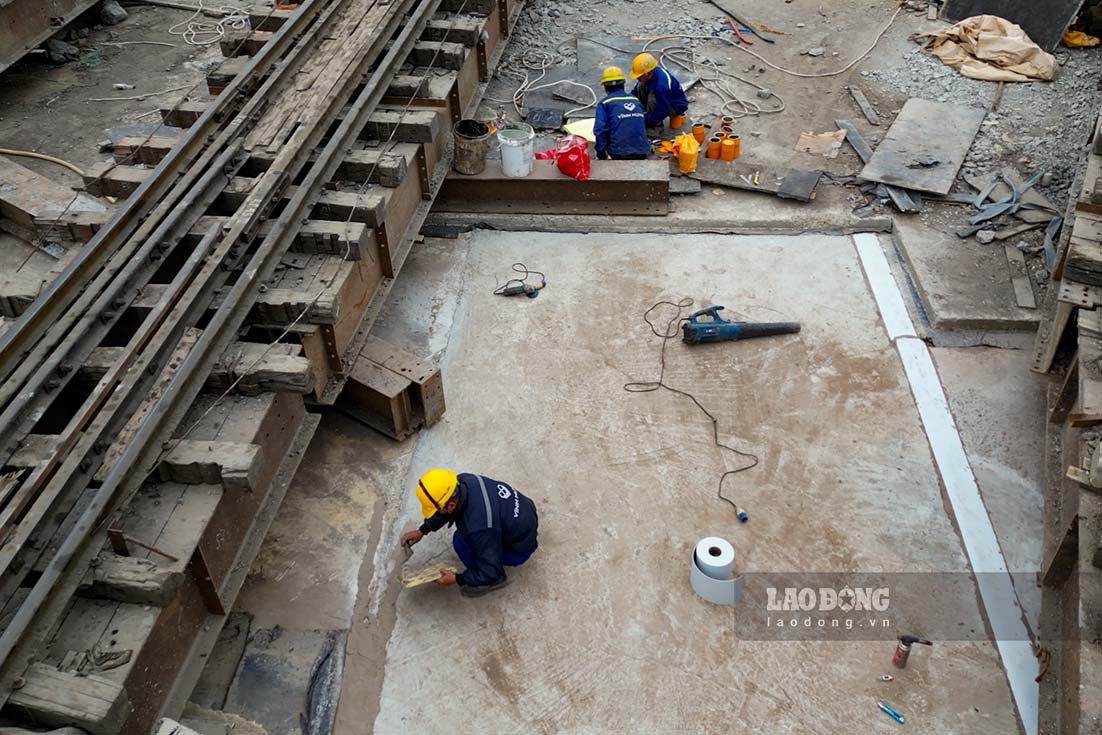 Viec hoan tra mat bang phia tren de phuc vu giao thong duong sat cung yeu cau nhieu thoi gian va su tap trung cao do.