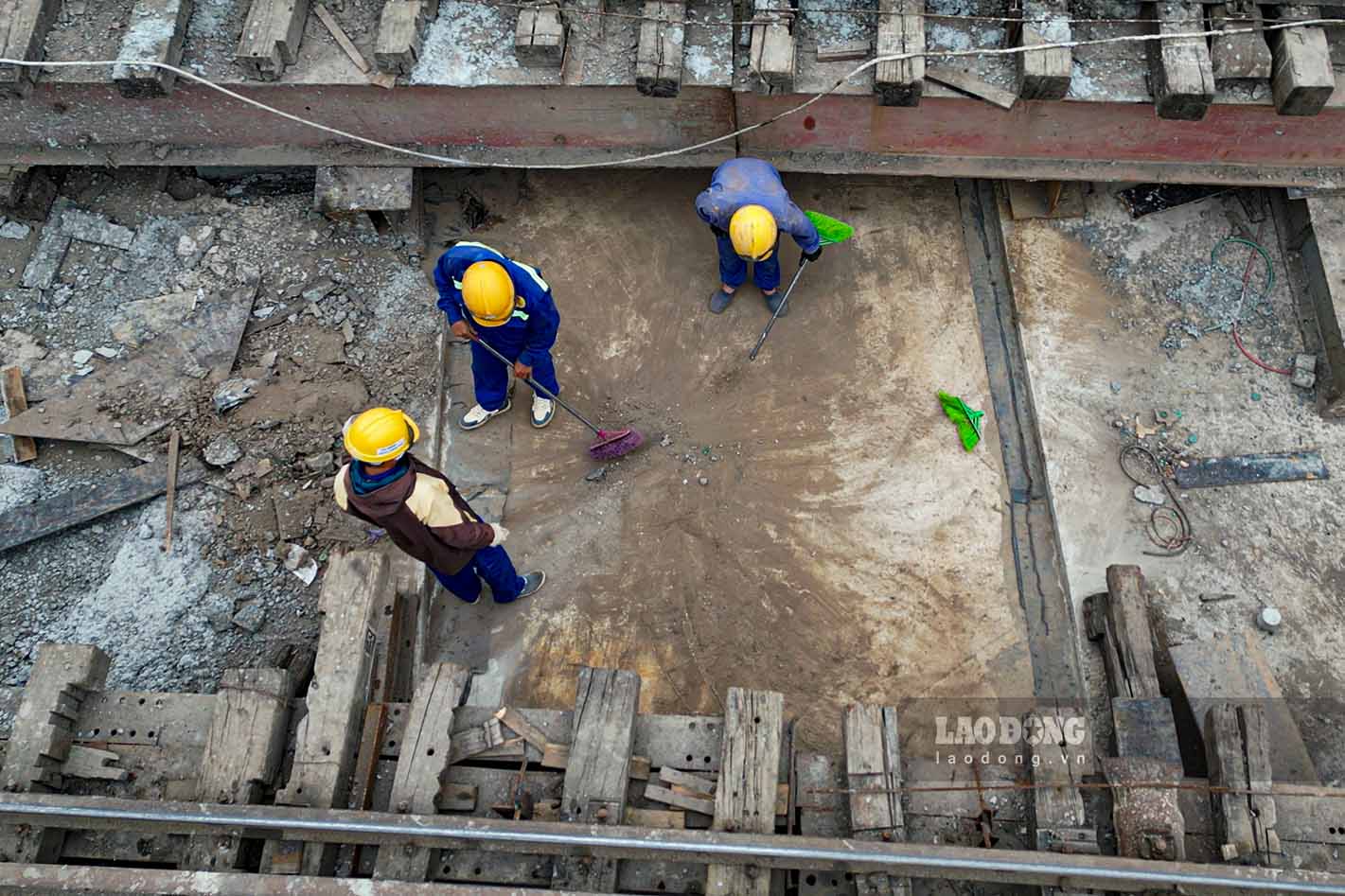 Viec hoan tra mat bang phia tren de phuc vu giao thong duong sat cung yeu cau nhieu thoi gian va su tap trung cao do.