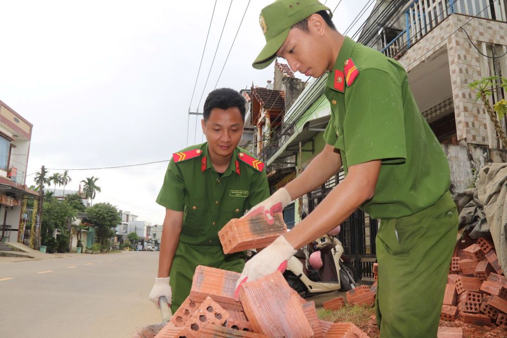 Warm hearts of compassion Police build houses to help Da Nang people