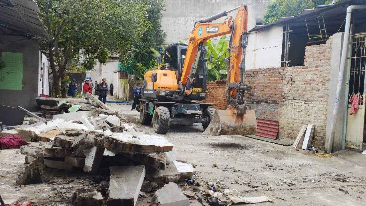 A violating project in Soc Son, Hanoi is handled and enforced. Photo: Tung Nguyen