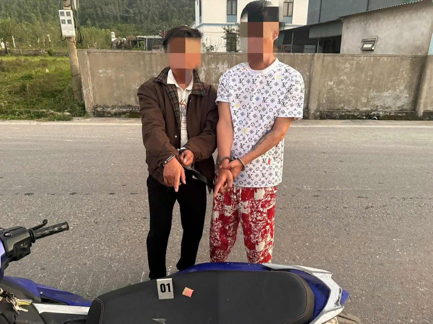 2 subjects for drug possession arrested in Quang Tri. Photo: Phu Trach Commune Police