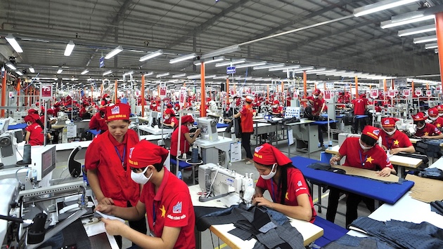 Vietnamese textile and garment workers are protected and clearly see their responsibilities in labor relations by collective labor agreements. Photo: CDN