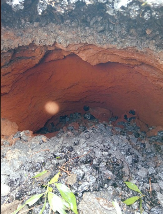 A 3m deep hole appeared on National Highway 9B in Quang Tri. Photo: Thanh Tu