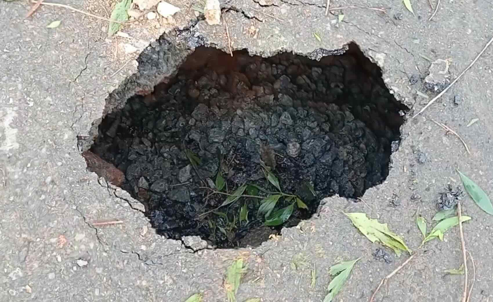 꽝찌 국도 9B에 3m 깊이의 구멍이 나타났습니다. 사진: 탄뜨