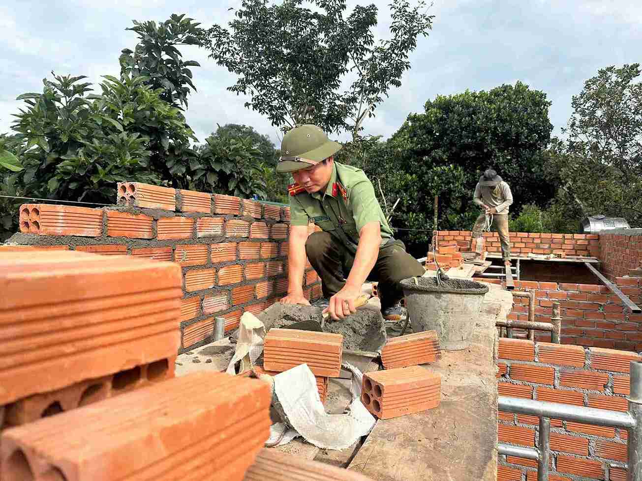 Can bo, chien si Cong an tinh Lam Dong tham gia xay nha cho cac ho dan vung lu D'ran trong Chien dich Quang Trung. Anh: Phuc Khanh 