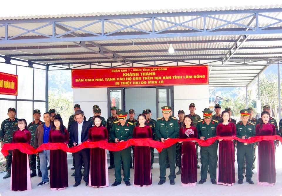 Quan khu 7 to chuc ban giao nha moi cho 4 ho dan tai xa D'ran trong Chien dich Quang Trung. Anh: Bo Chi huy Quan su tinh Lam Dong cung cap 