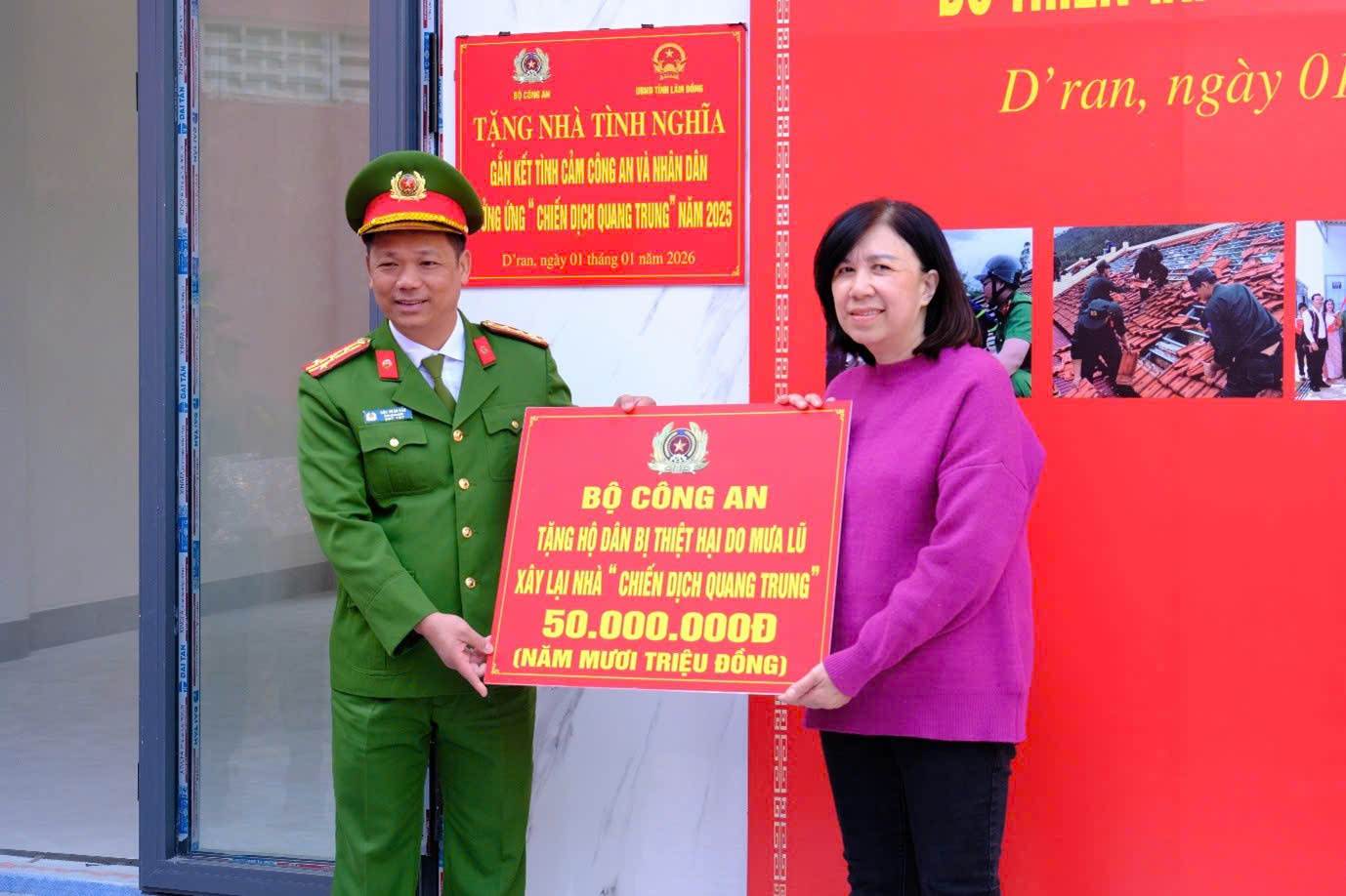 공안부 장관의 위임을 받아 럼동성 공안 부국장인 Dau Xuan Bao 대령이 럼동에 새 집을 지은 한 가구에 5천만 동의 선물을 전달했습니다. 사진: 공안 제공