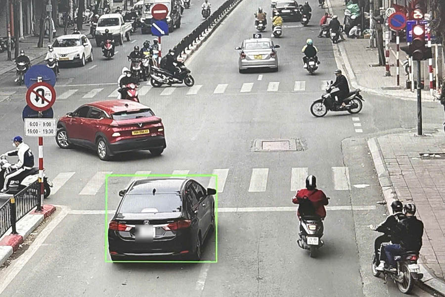 AI camera records cases of cars running red lights. Photo: Tien Ngo