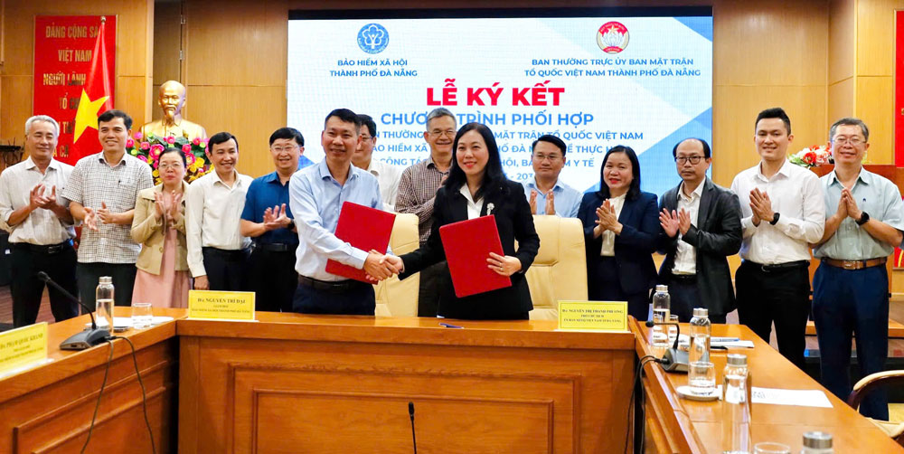 The Vietnam Fatherland Front Committee of Da Nang and Da Nang City Social Insurance commit to covering social insurance and universal health insurance. Photo: Vietnam Fatherland Front of Da Nang.