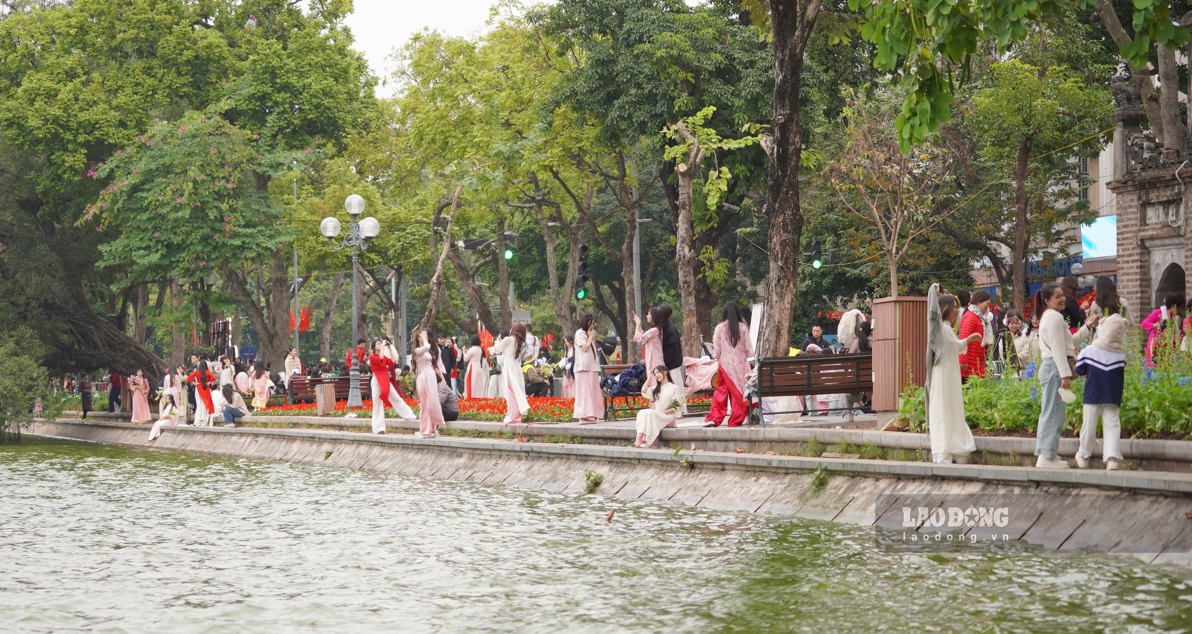 Nhung ngay dau nam moi, cac khu vuc co khong gian co kinh, nhieu hoa xuan nhu Ho Guom tro thanh “diem hen” cua cac nang tho va tho anh, tao nen khong khi nhon nhip.