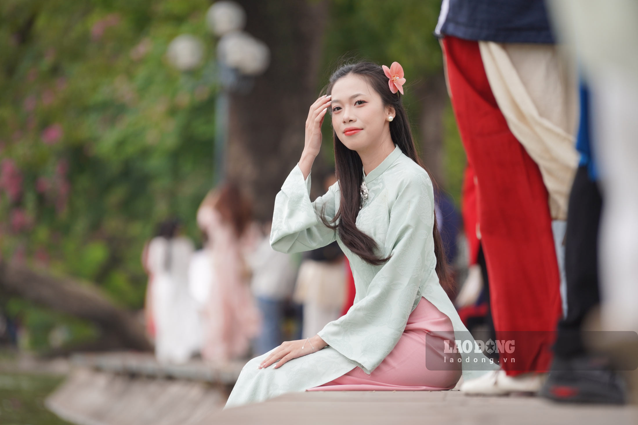 Nhung ngay dau nam moi, cac khu vuc co khong gian co kinh, nhieu hoa xuan nhu Ho Guom tro thanh “diem hen” cua cac nang tho va tho anh, tao nen khong khi nhon nhip.