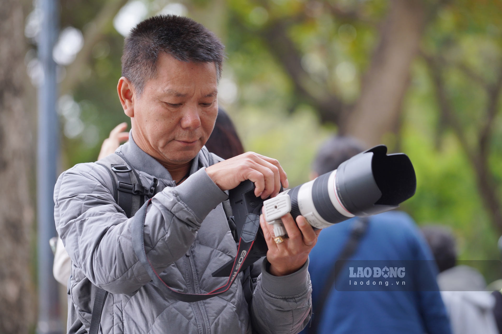 Nhung ngay dau nam moi, cac khu vuc co khong gian co kinh, nhieu hoa xuan nhu Ho Guom tro thanh “diem hen” cua cac nang tho va tho anh, tao nen khong khi nhon nhip.