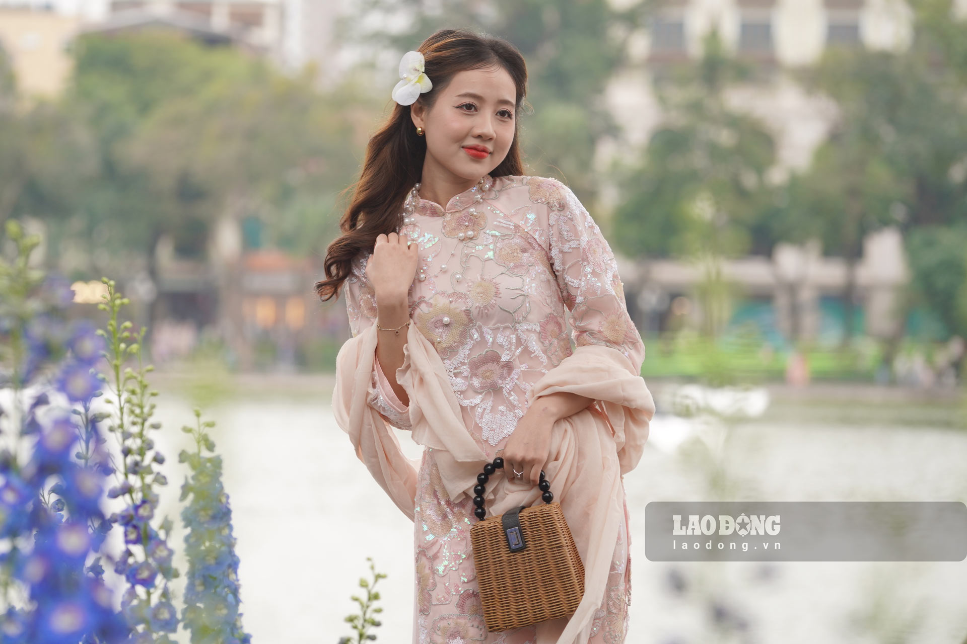 Nhung ngay dau nam moi, cac khu vuc co khong gian co kinh, nhieu hoa xuan nhu Ho Guom tro thanh “diem hen” cua cac nang tho va tho anh, tao nen khong khi nhon nhip.