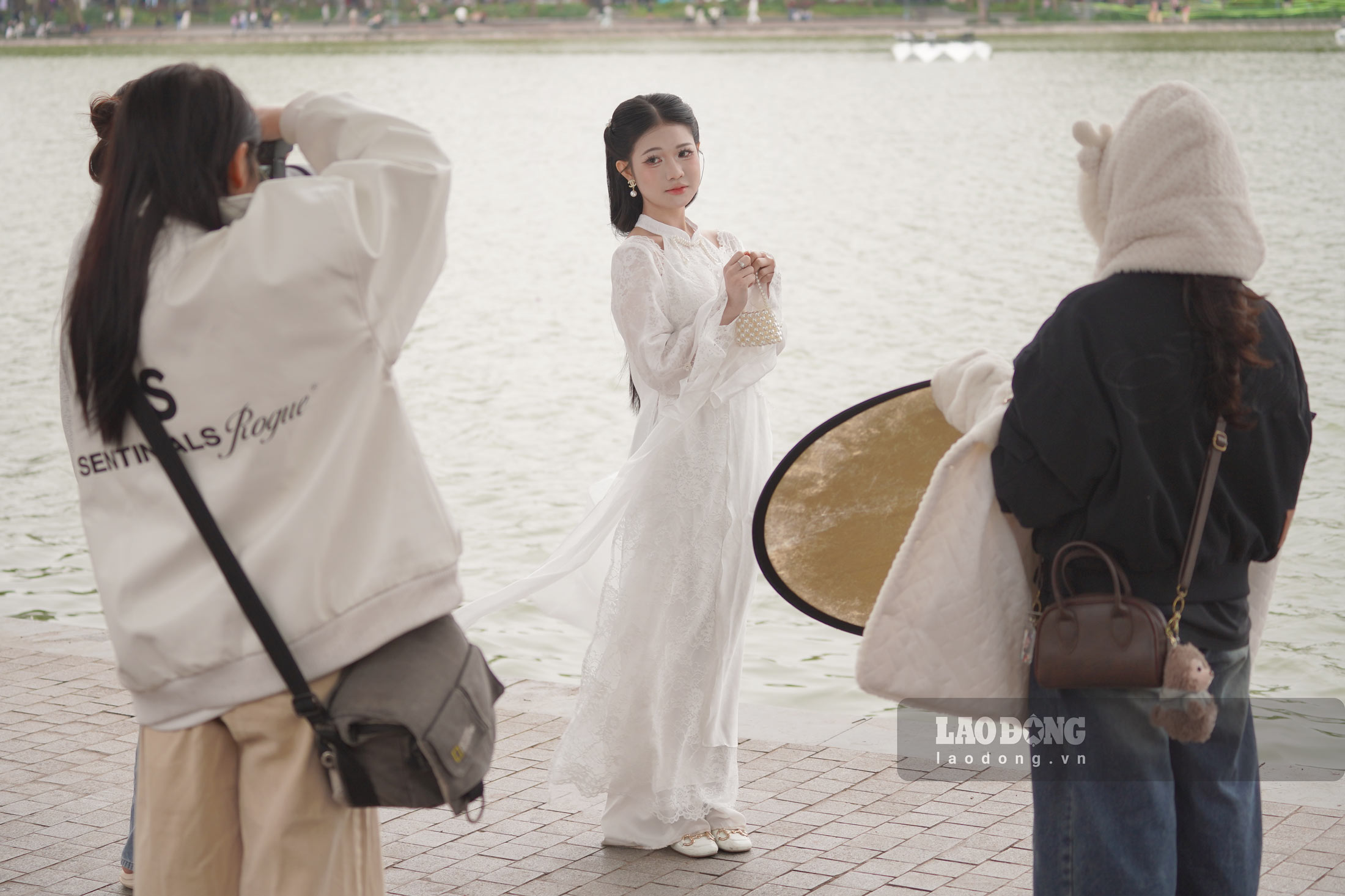 Nhung ngay dau nam moi, cac khu vuc co khong gian co kinh, nhieu hoa xuan nhu Ho Guom tro thanh “diem hen” cua cac nang tho va tho anh, tao nen khong khi nhon nhip.