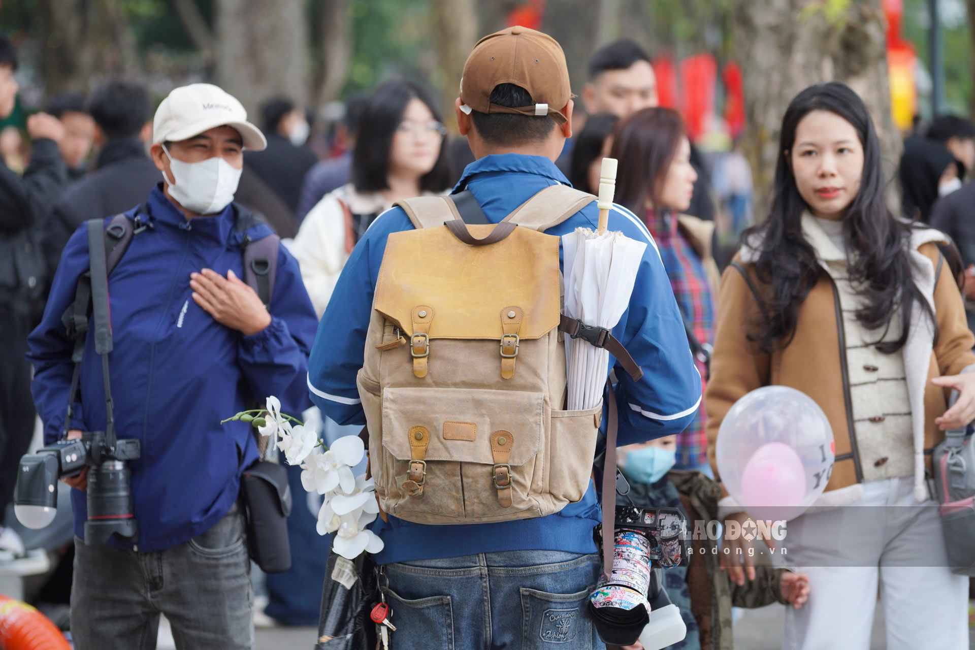 Nhung ngay dau nam moi, cac khu vuc co khong gian co kinh, nhieu hoa xuan nhu Ho Guom tro thanh “diem hen” cua cac nang tho va tho anh, tao nen khong khi nhon nhip.
