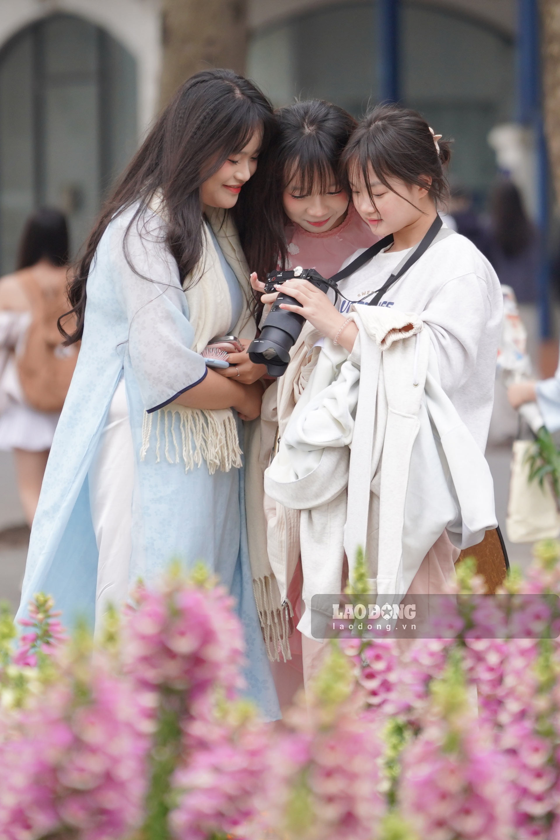 Nhung ngay dau nam moi, cac khu vuc co khong gian co kinh, nhieu hoa xuan nhu Ho Guom tro thanh “diem hen” cua cac nang tho va tho anh, tao nen khong khi nhon nhip.