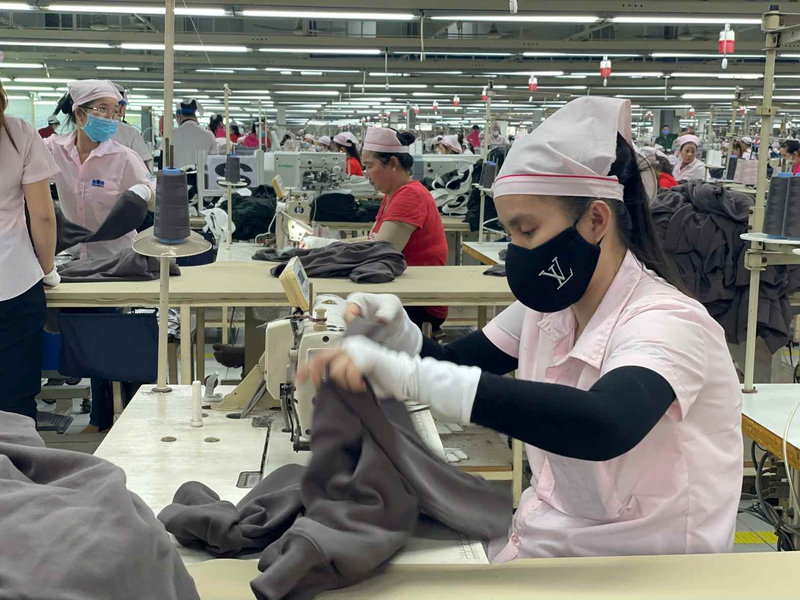 Units and local authorities are organizing job introductions for 2,700 workers who have lost their jobs. Photo: Dinh Trong